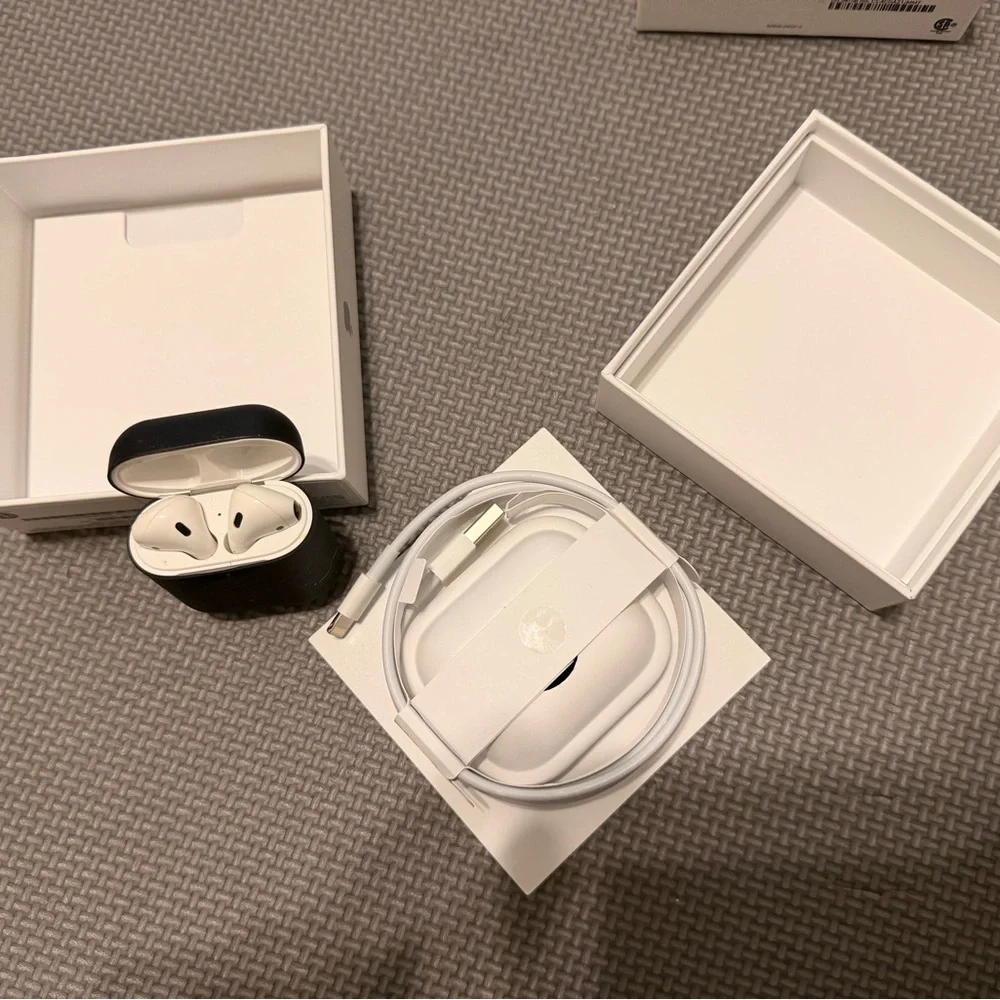 Apple AirPods with Wireless Charging Case